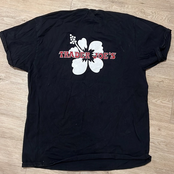 TRADER JOES BLACK T SHIRT - Picture 3 of 4